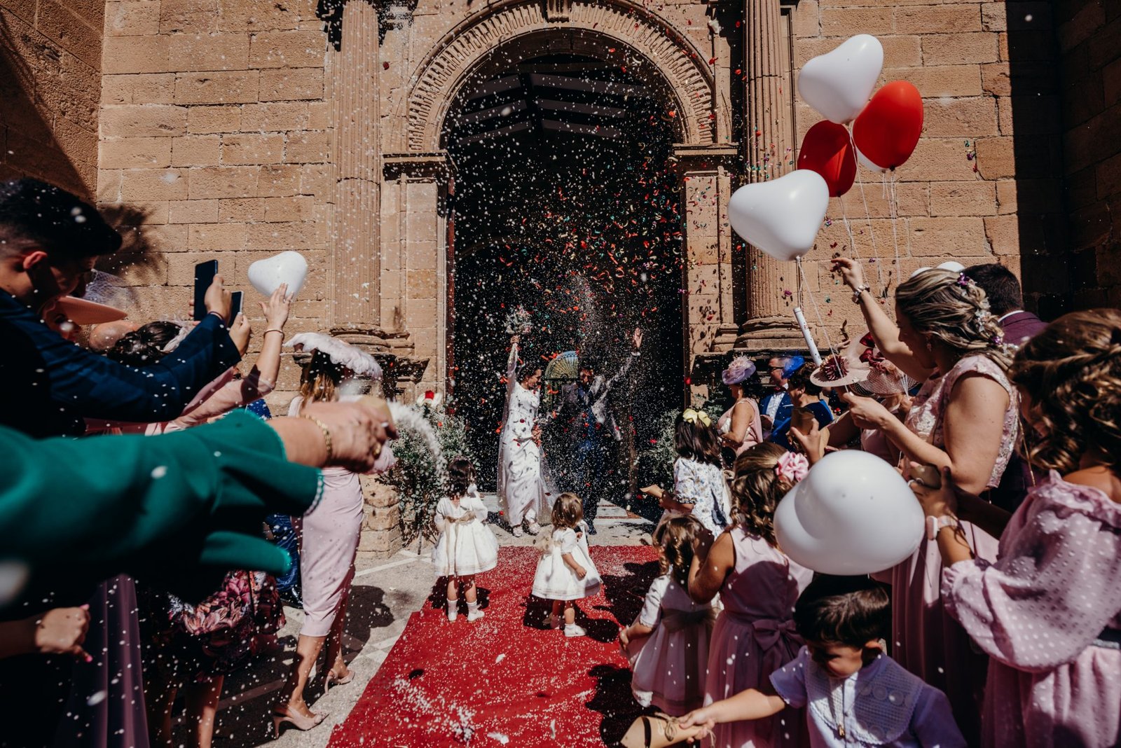 Novios saliendo de la iglesia