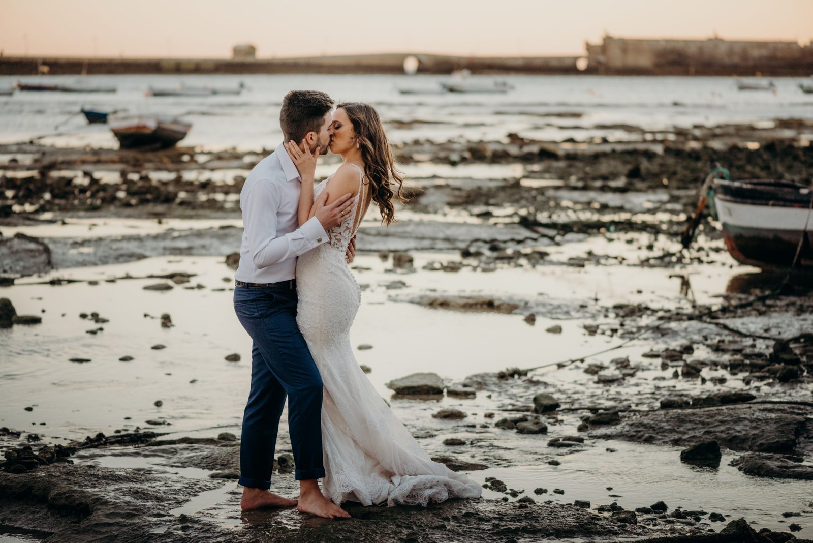 Novios en la orilla